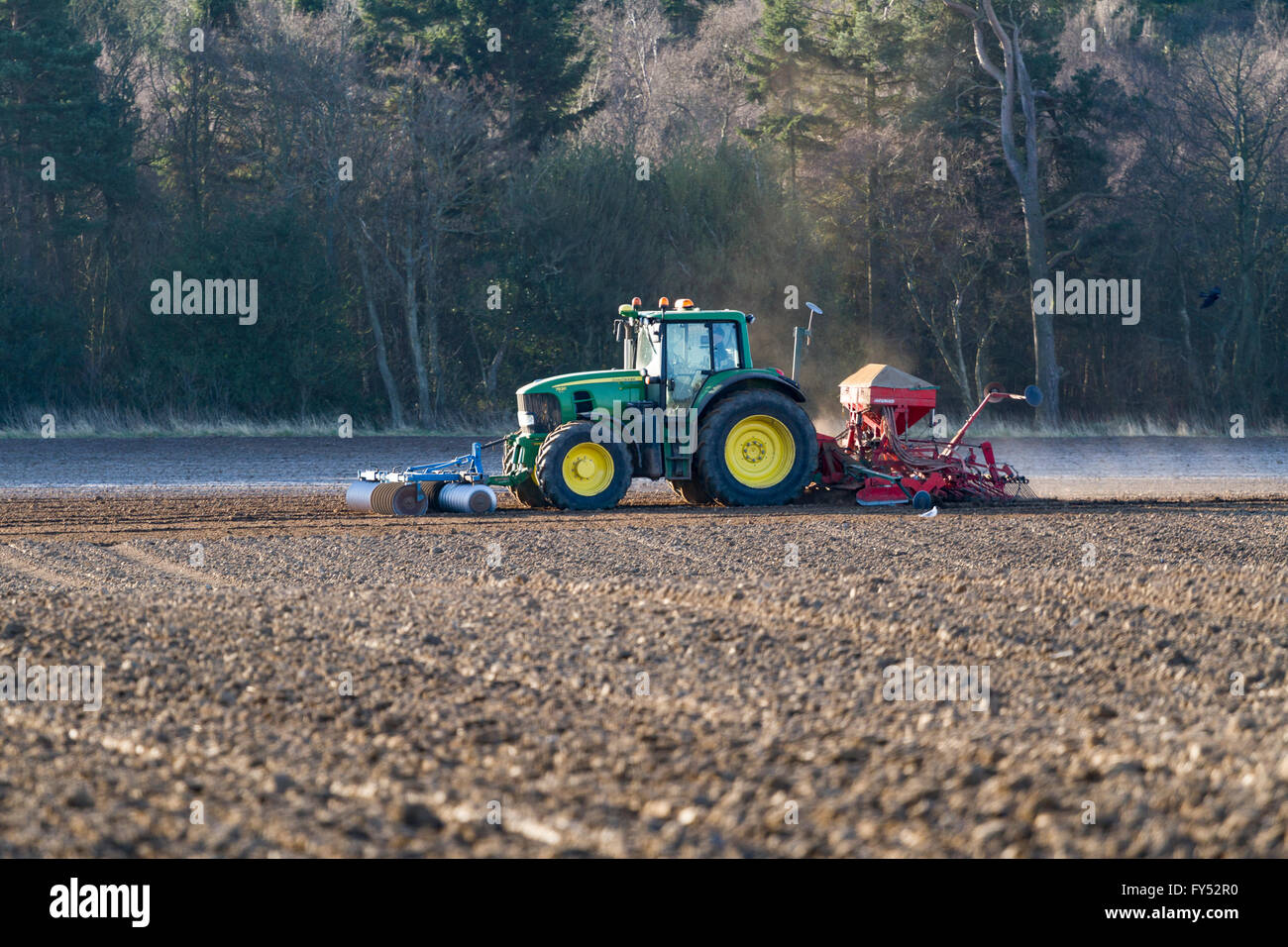 Trattore con una seminatrice e erpice a dischi Foto Stock