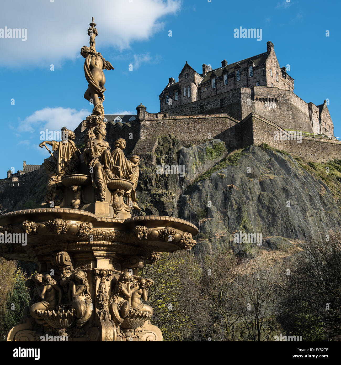 Il Castello di Edimburgo da Princes Street Gardens con la fontana di Ross in primo piano Foto Stock