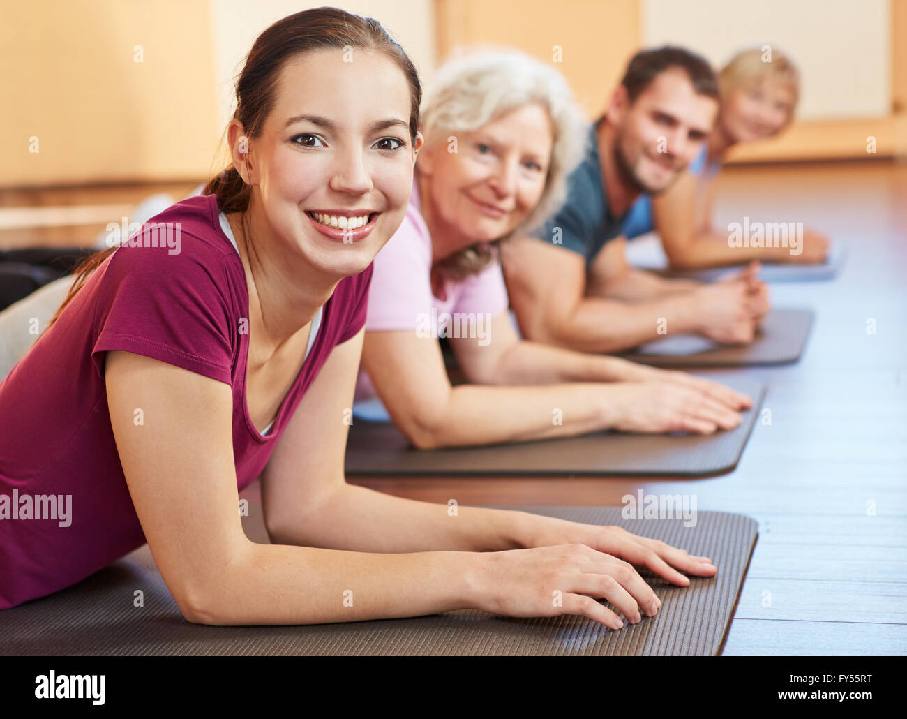 Gruppo sorridente esercitare insieme in un centro fitness Foto Stock