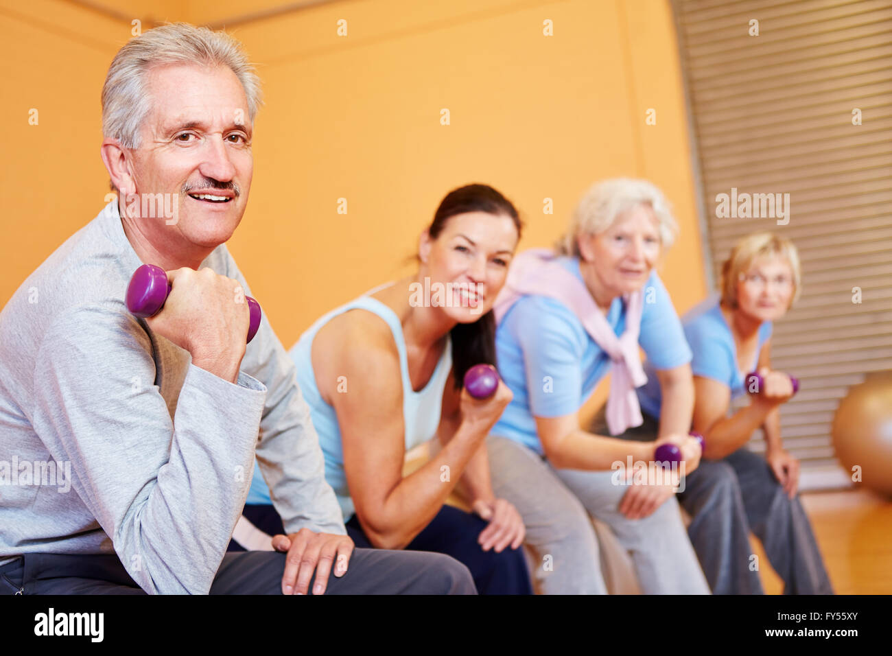 Gruppo di anziani facendo sport senior con manubri in centro fitness Foto Stock
