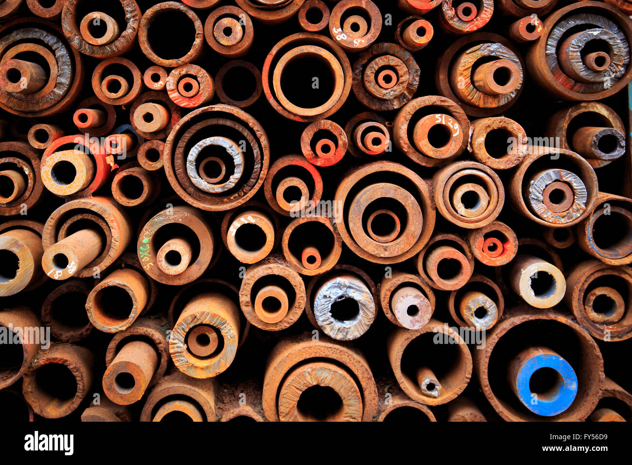 Variopinto colpo di ruota di metallo texture e altri dettagli in metallo in vietnamita metallico sul mercato Cho (TV) Foto Stock