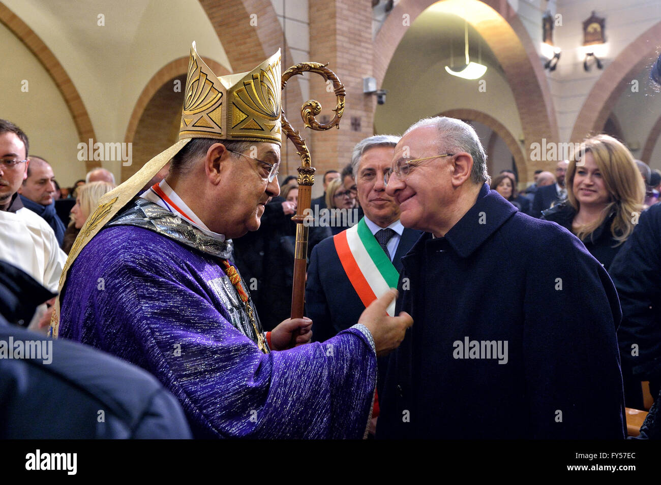 Campania, Pietrelcina San Pio abbraccia il suo paese - Il Cardinale Crescenzio Sepe e il Presidente della Regione Campania Vincenzo De Luca Foto Stock