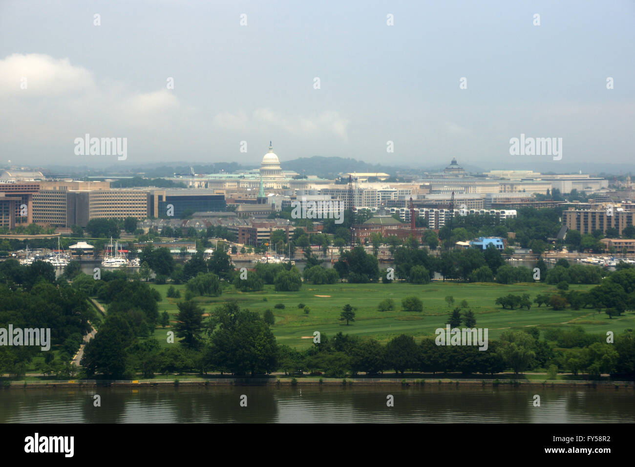 Orizzonte cittadino di Washington DC con parco e Lankmark edifici tra cui il palazzo Capitol preso dall'aria. Foto Stock