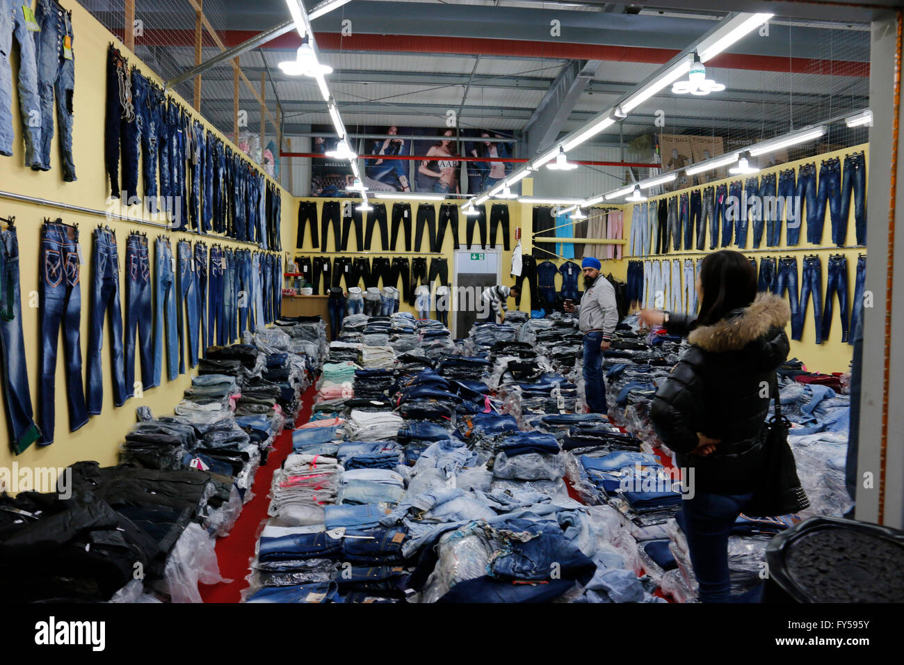Jeans - Impressionen - Großhandel Dong Xuan centro ("Vietnamesenmarkt'), Berlin-Lichtenberg. Foto Stock