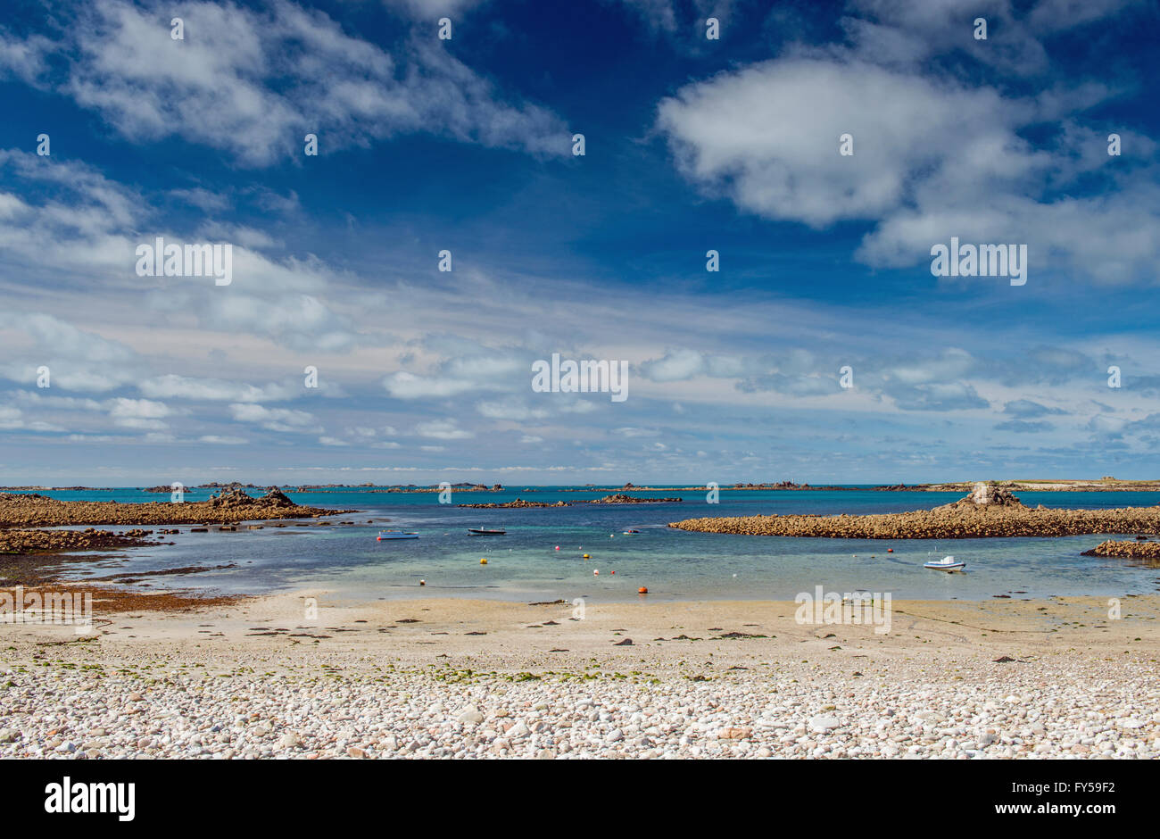 Periglis sulla spiaggia di St Agnes Isole Scilly Cornwall su un cielo blu, giornata di sole Foto Stock