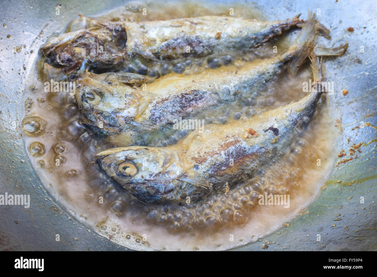 Sgombro fritto in padella, cottura in cucina tailandese Foto Stock