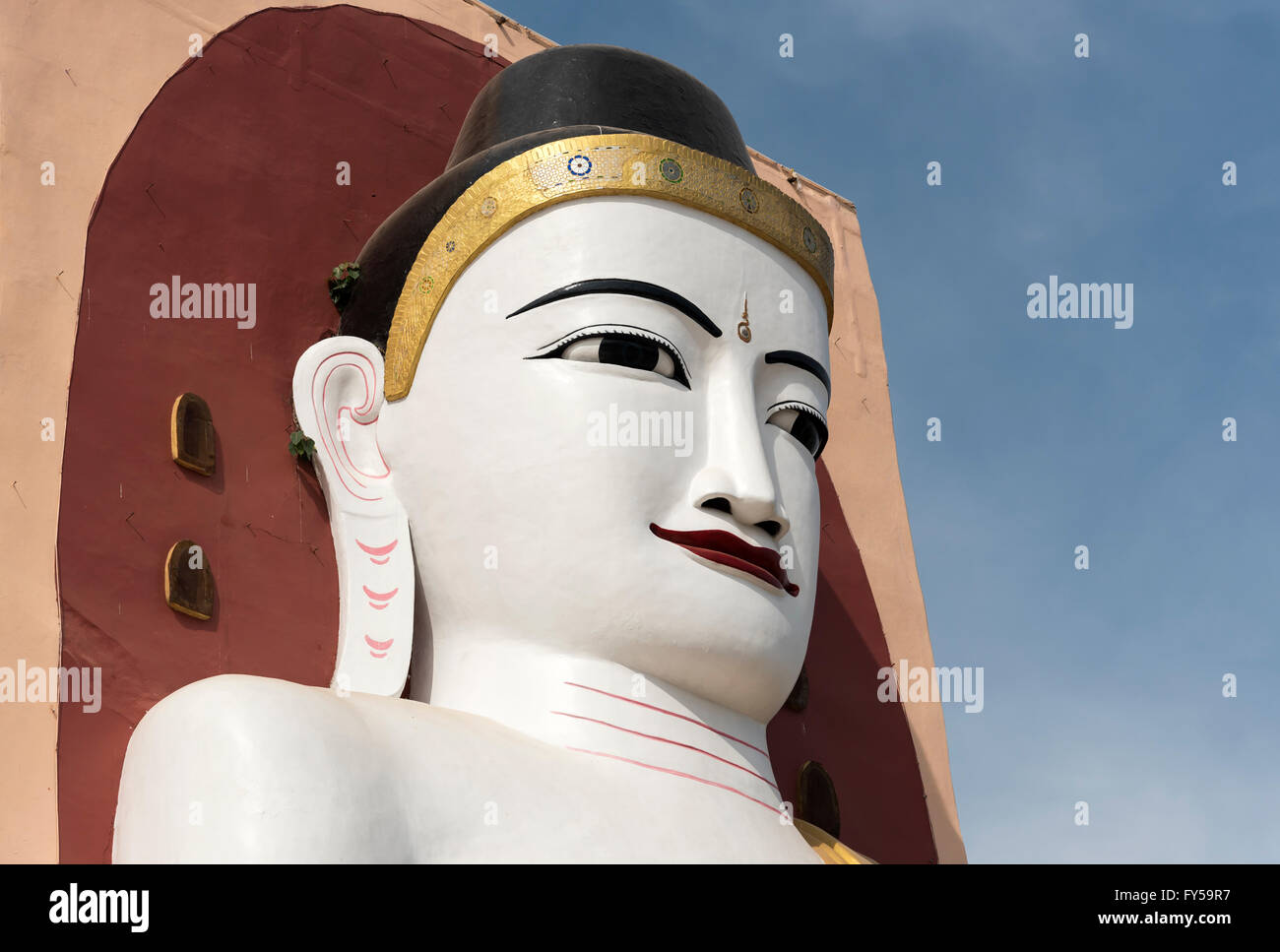 Di fronte ad una statua del Buddha, quattro Buddha seduto Santuario, a Kyaikpun Pagoda di Bago, birmania, myanmar Foto Stock