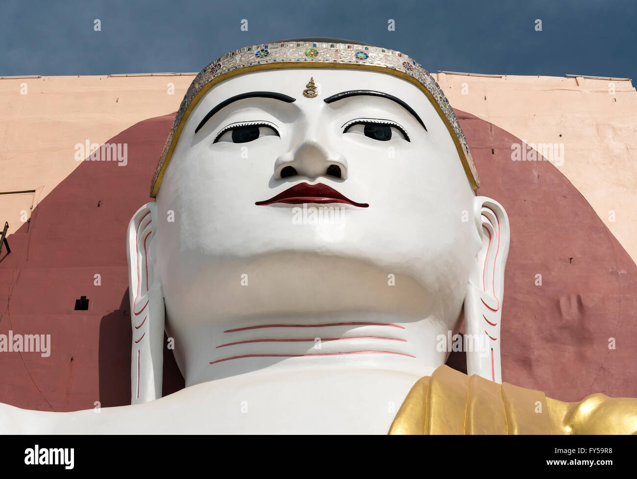 Di fronte ad una statua del Buddha, quattro Buddha seduto Santuario, a Kyaikpun Pagoda di Bago, birmania, myanmar Foto Stock