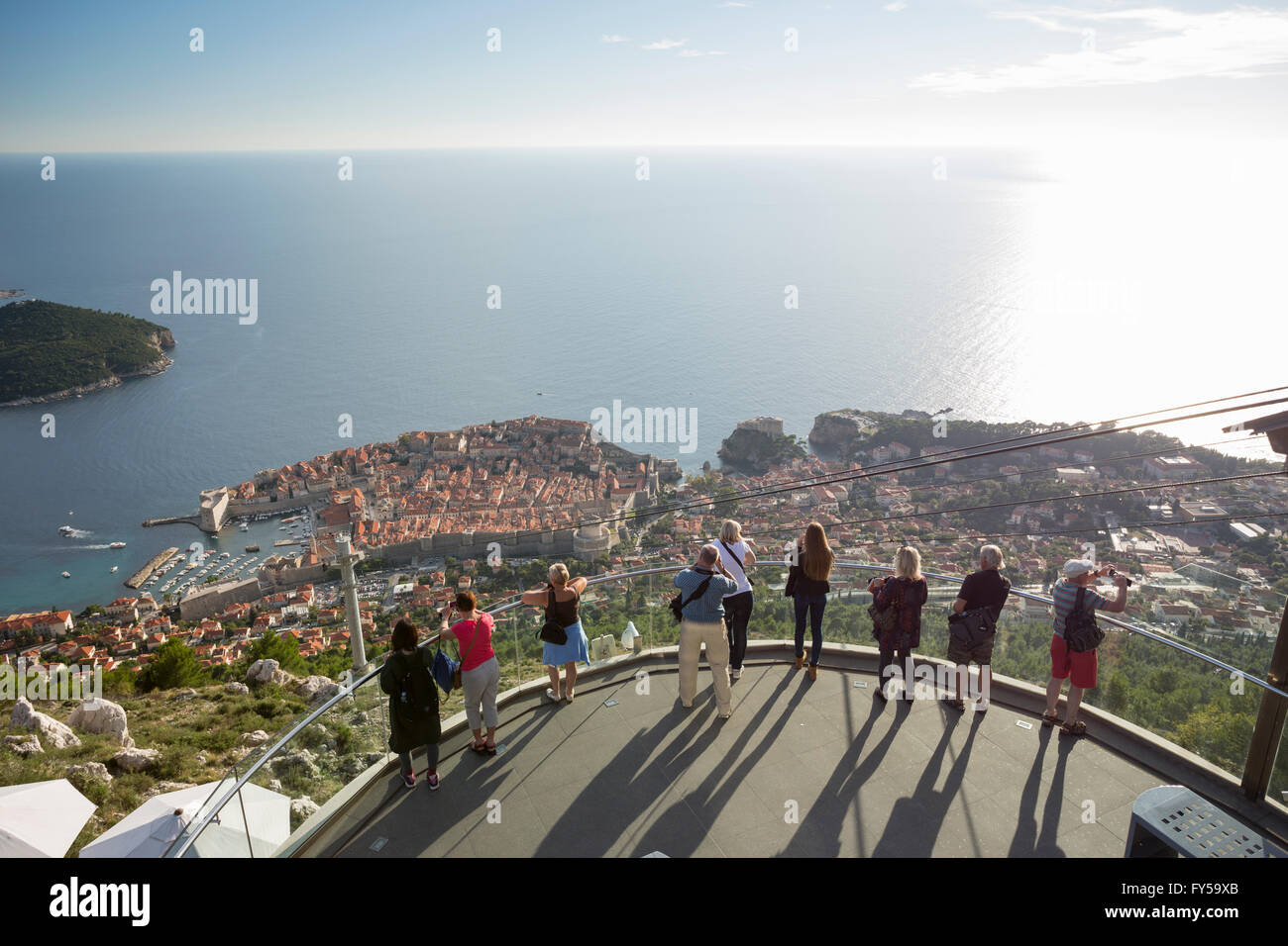 Per coloro che godono della vista di Dubrovnik dalla piattaforma di osservazione sul monte Srd, Brdo Srd, Dubrovnik, Croazia Foto Stock
