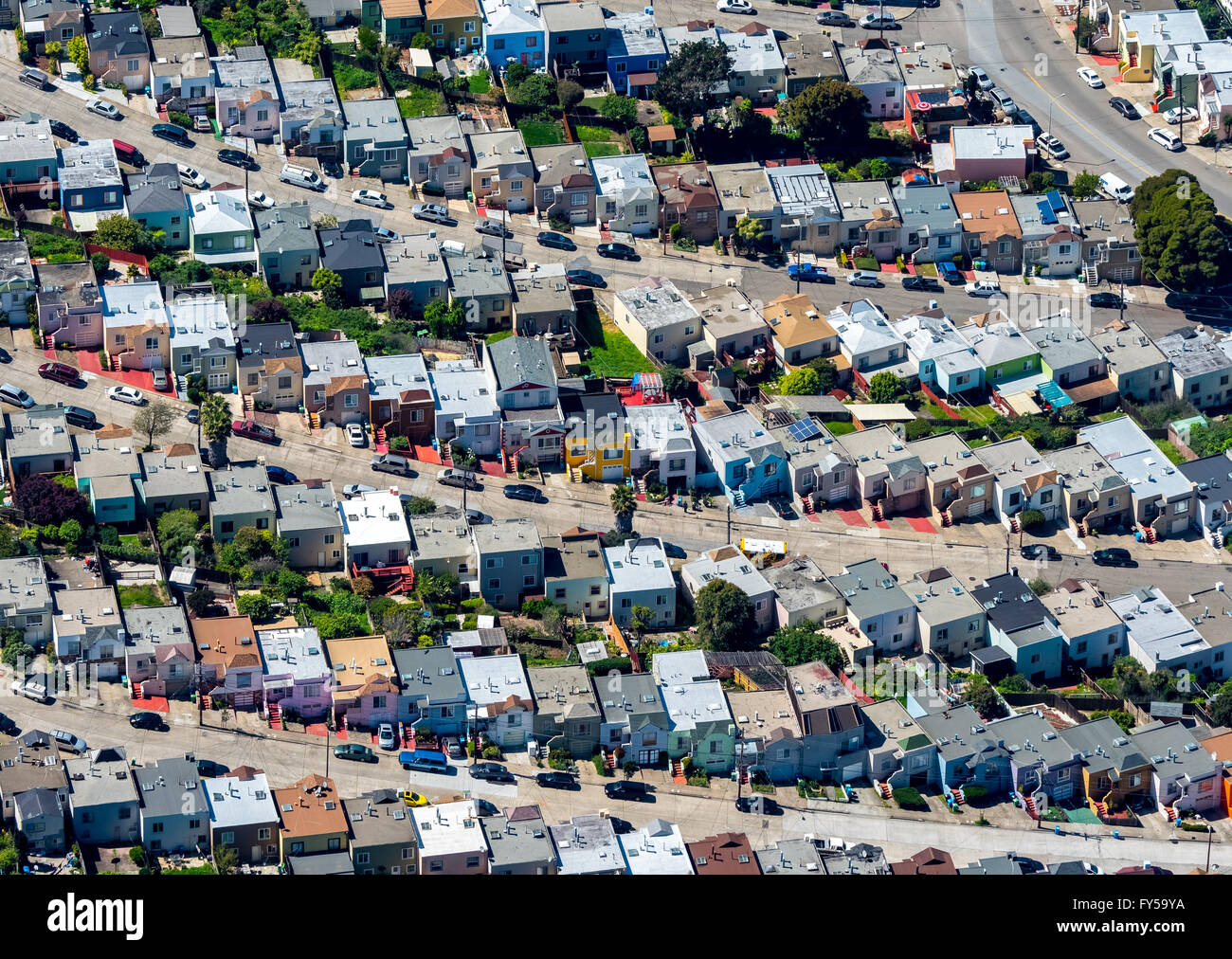 Vista aerea, edifici di appartamenti, case unifamiliari su una strada in salita, San Francisco San Francisco Bay Area, California, Stati Uniti d'America Foto Stock