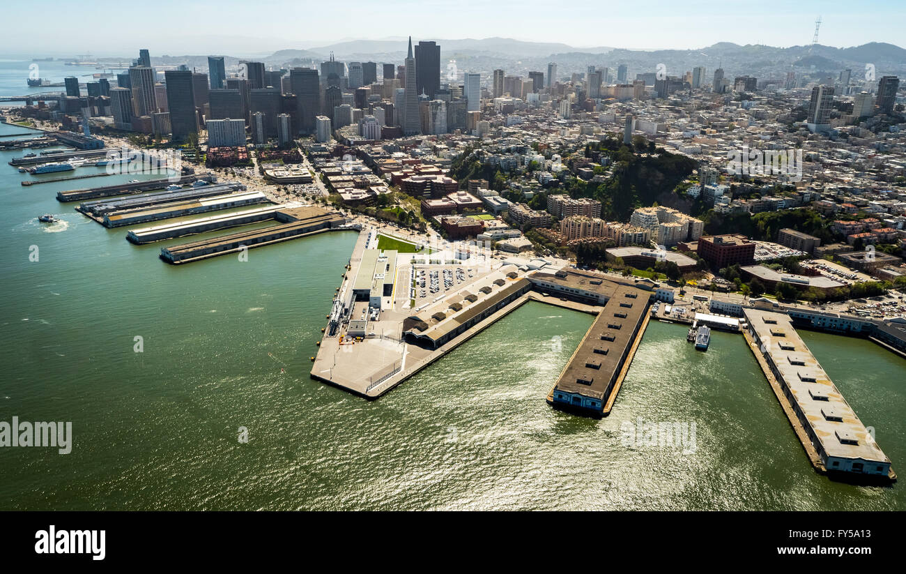 Vista aerea di San Francisco Downtown con i suoi pontili come si vede dall'acqua, San Francisco San Francisco Bay Area, California Foto Stock