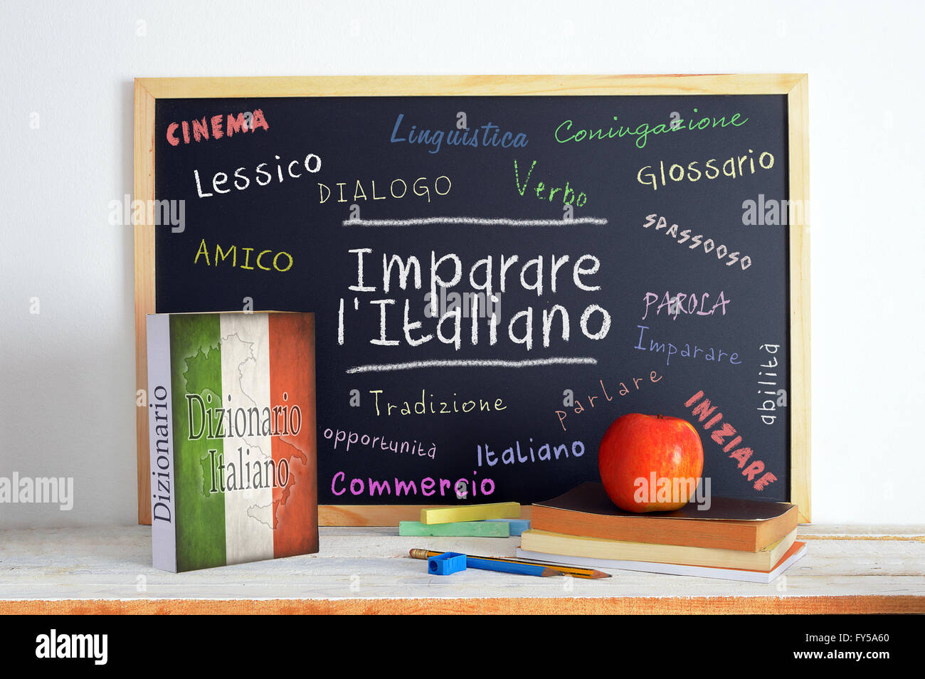 Lavagna in una lingua Italiana aula con il messaggio Imparare italiano (Imparare l' Italiano) e qualche altra parola linguistica Foto Stock