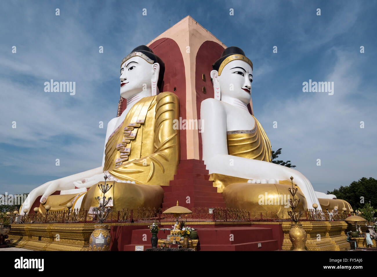 Quattro Buddha seduto al santuario di Kyaikpun Pagoda di Bago, birmania, myanmar Foto Stock