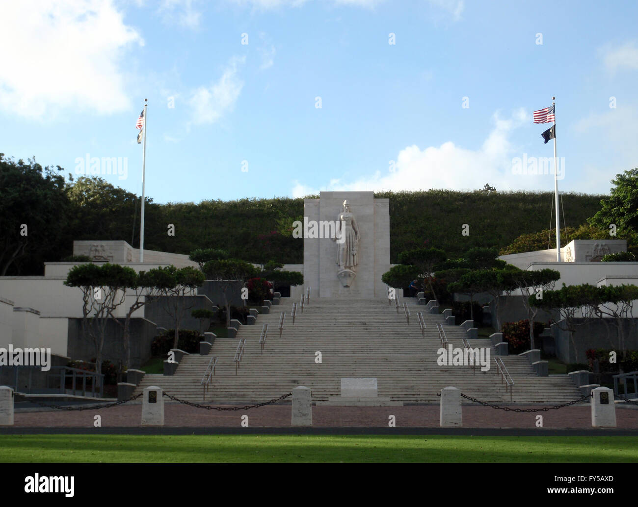Memorial scalinata con statua in cima a conca National Memorial Cemetery del Pacifico a Honolulu su Oahu, Hawaii. Foto Stock