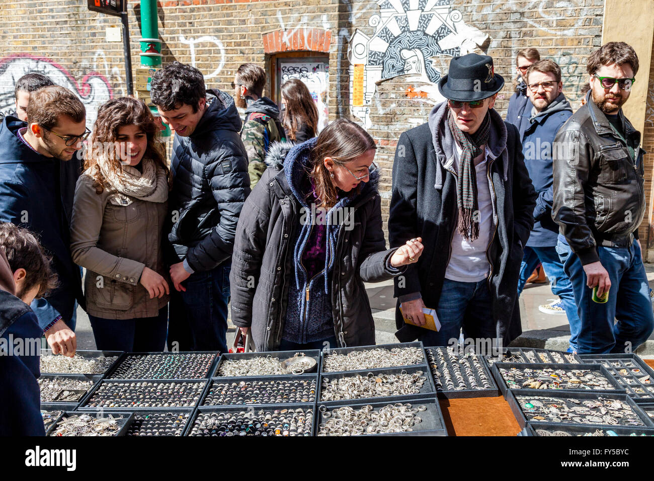 Persone ad acquistare gioielli, Brick Lane mercato domenicale, London, Regno Unito Foto Stock