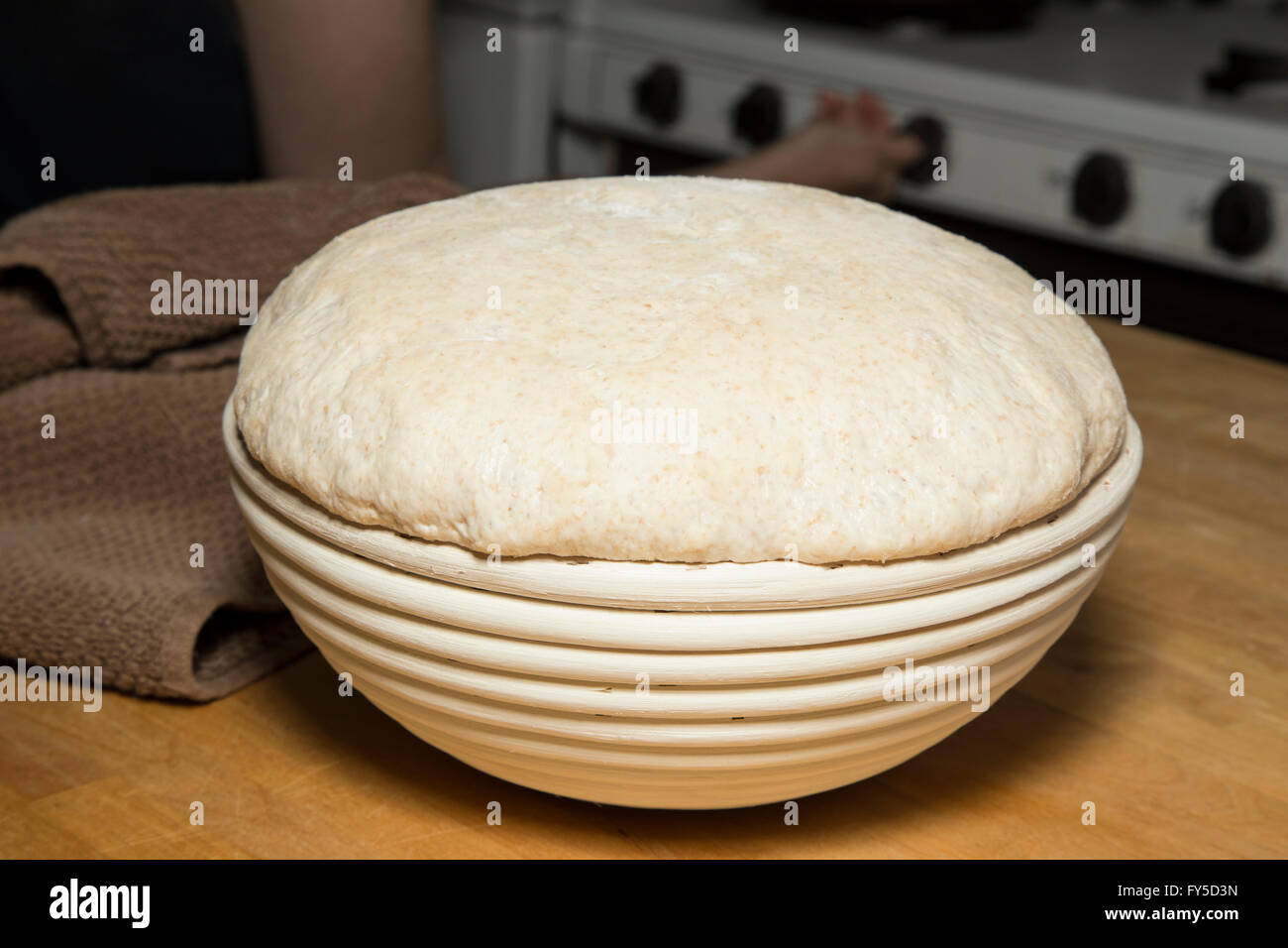 La pasta di pane in aumento in un cestello Foto Stock