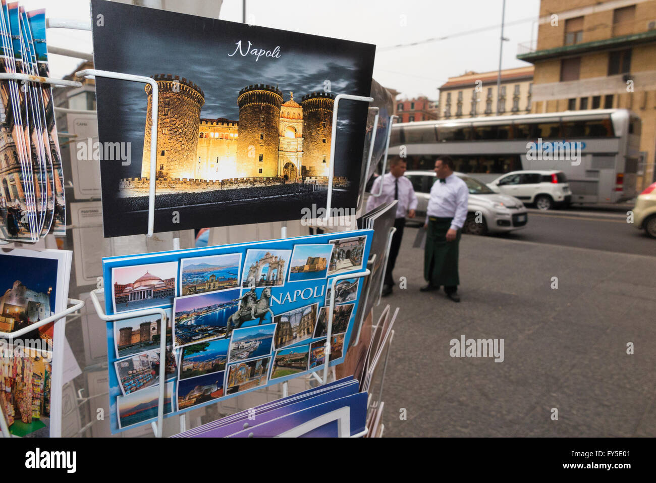 Cartoline / cartoline per la vendita al di fuori di un negozio di souvenir  a Napoli / Napoli , Italia Foto stock - Alamy