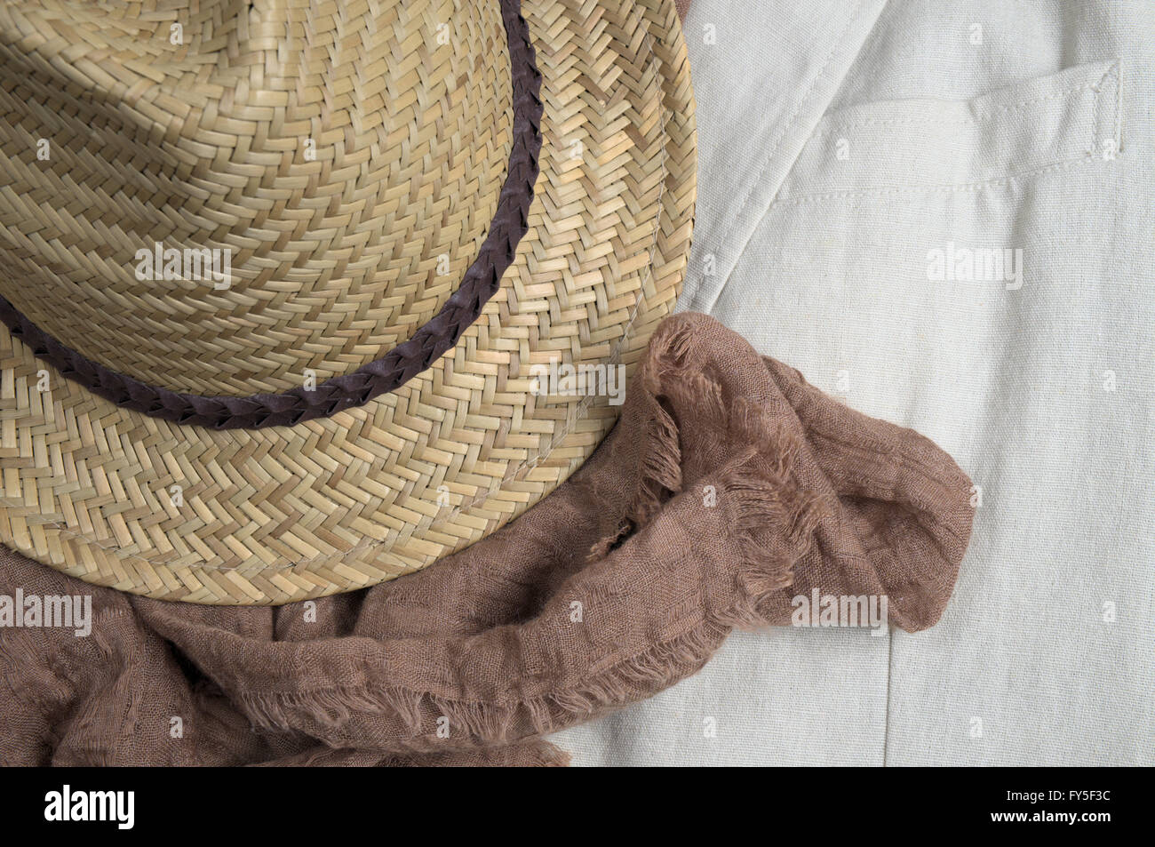 Cappello di paglia, foulard marrone e biancheria classic coat. Elegante vestito estivo tema Foto Stock