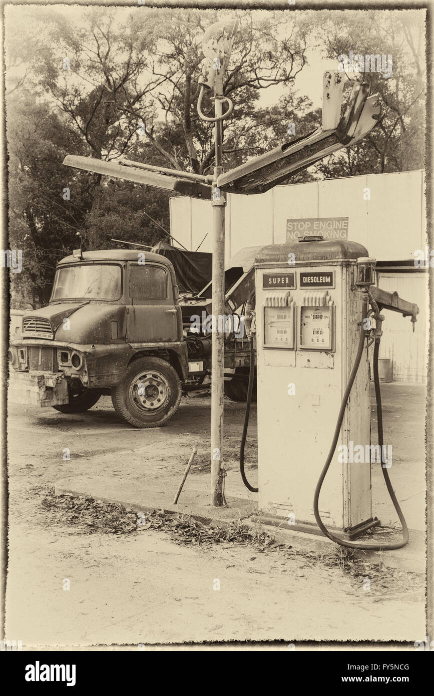 Vintage Ricerca immagine di vecchie pompe di carburante e un vecchio Ford Thames trader carrello potrebbe essere la copertina di un libro o poster. Foto Stock