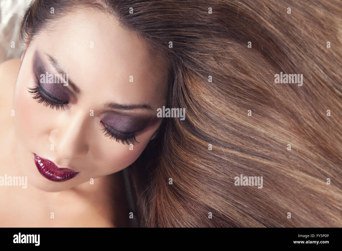 Giovane e bella donna tailandese con lunghi eleganti e Shiny capelli dritti Foto Stock