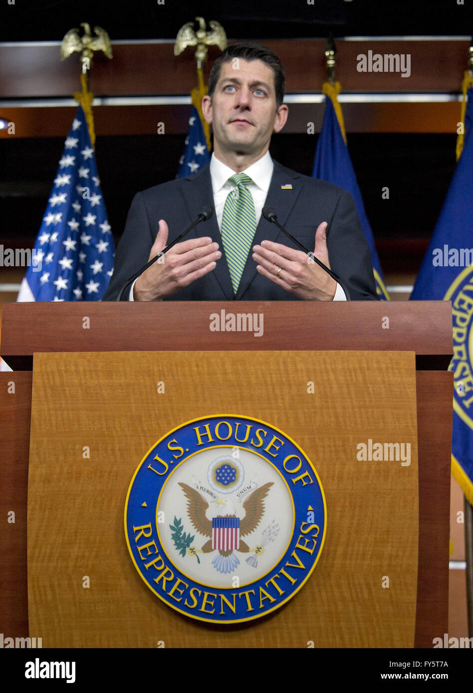 Washington, Distretto di Columbia, Stati Uniti d'America. Xxi Aprile, 2016. Stati Uniti House Speaker Paolo Ryan (Repubblicano del Wisconsin) conduce il suo settimanale di conferenza stampa al Campidoglio di Washington il giovedì, 21 Aprile 2016.Credit: Ron Sachs/CNP Credito: Ron Sachs/CNP/ZUMA filo/Alamy Live News Foto Stock