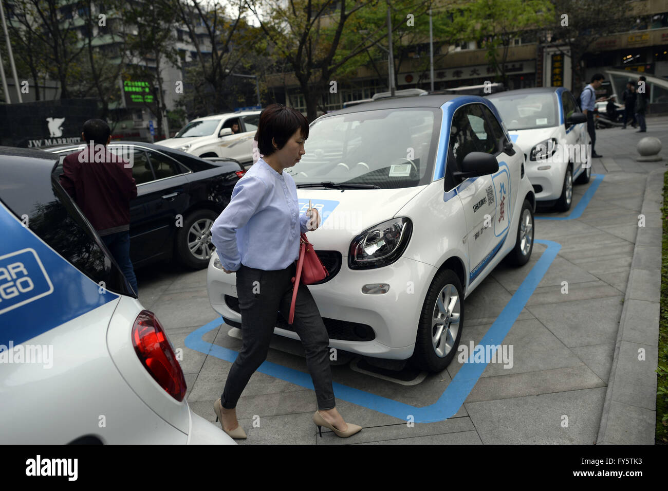 Chongqing, Chongqing, CHN. Xvi Apr, 2016. Chongqing Cina - Aprile 16 2016: (solo uso editoriale. Cina) la più grande car-sharing brand Â¡Â°car2goÂ¡Â± inizia a Chongqing il 15 aprile, la prima città in Asia. Di solito è necessario compilare il modulo, acquistare una assicurazione quando si desidera noleggiare un auto. Ma se si scarica la APP Â¡Â°car2goÂ¡Â±, e di fornire una completa le informazioni personali e informazioni paryment, è possibile effettuare la ricerca disponibili auto e guidare e parcheggiare onlline correttamente. Questo dovrebbe alleviare il ceppo di esecuzione di una vettura, anche alleviare la congestione di traffico e di ridurre le emissioni di biossido di carbonio.Â¾ÃÃ Foto Stock