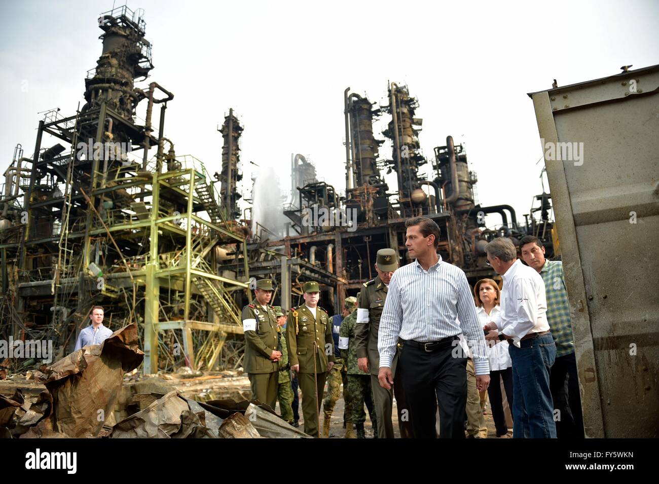 Queretaro, Messico. Xxi Aprile, 2016. Il Presidente messicano Enrique Peña Nieto tours la distruzione a Pemex vinil impianto petrolchimico Aprile 21, 2016 in Queretaro, Messico. Una esplosione nell'impianto ucciso 24 persone e il ferimento di 136. Credito: Planetpix/Alamy Live News Foto Stock