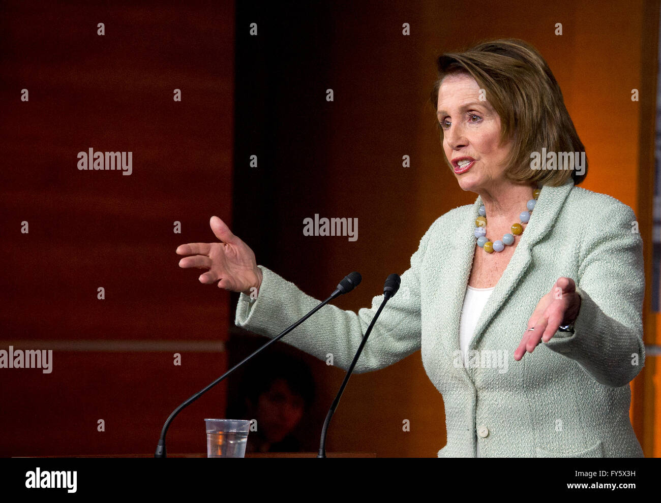 Stati Uniti House Leader della minoranza Nancy Pelosi (Democratico della California) conduce il suo settimanale di conferenza stampa al Campidoglio di Washington il giovedì, 21 aprile 2016. Credito: Ron Sachs/CNP - nessun filo SERVICE - Foto Stock