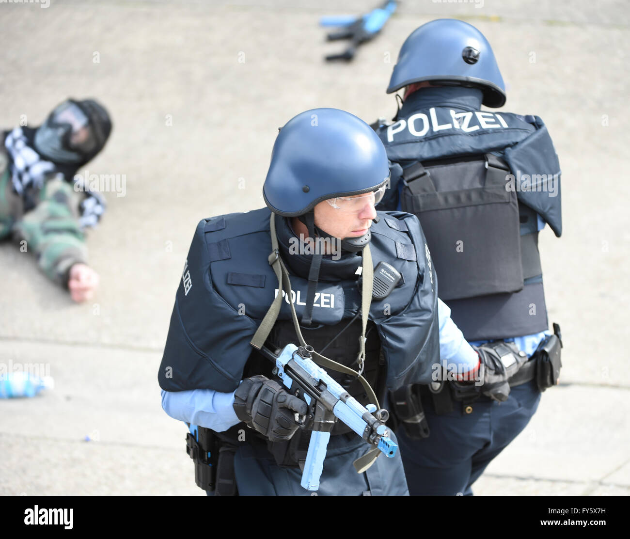 Wiesbaden, Germania. 22 apr, 2016. Gli ufficiali di polizia, indossando il nuovo ingranaggio protettivo, prendono parte a un esercizio staging una situazione pericolosa dopo un attacco terroristico all'Assia accademia di polizia di Wiesbaden, Germania, 22 aprile 2016. La nuova apparecchiatura è volto a proteggere gli ufficiali di polizia contro i rischi di possibili attacchi terroristici. Foto: Arne Dedert/dpa/Alamy Live News Foto Stock