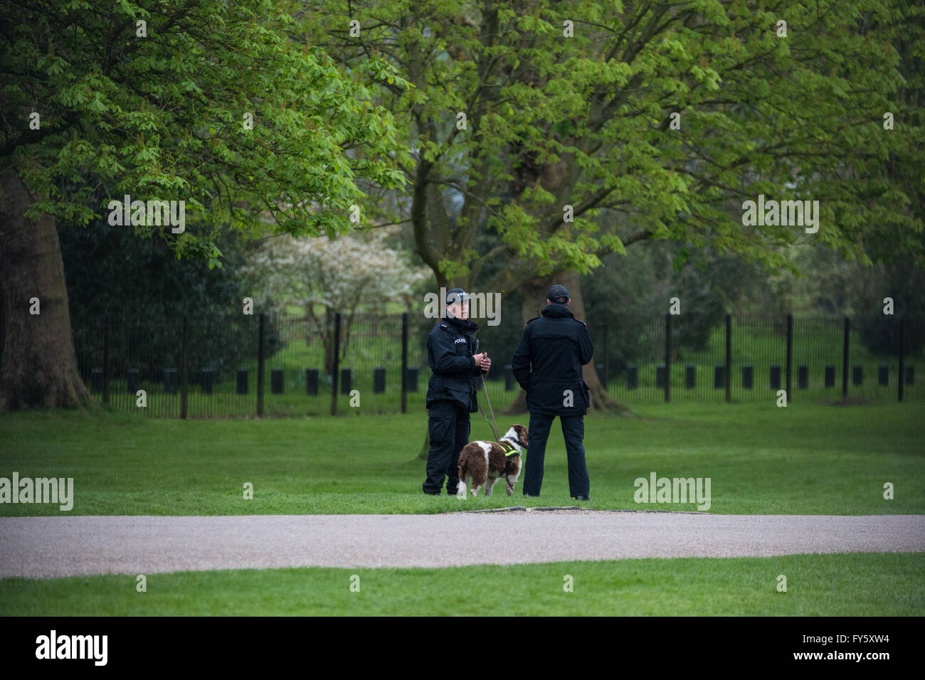 Windsor, Regno Unito. Il 22 aprile, 2016. Polizia impedisce l'accesso alla lunga passeggiata e Windsor Great Park prima della visita di Barack Obama per un pranzo privato con la regina per festeggiare il suo novantesimo compleanno. Credito: Mark Kerrison/Alamy Live News Foto Stock
