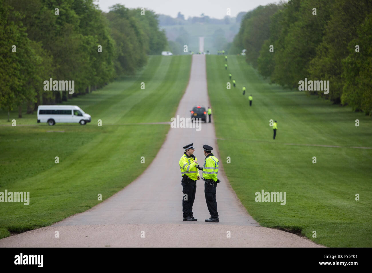 Windsor, Regno Unito. Il 22 aprile, 2016. Polizia impedisce l'accesso alla lunga passeggiata e Windsor Great Park prima della visita di Barack Obama per un pranzo privato con la regina per festeggiare il suo novantesimo compleanno. Credito: Mark Kerrison/Alamy Live News Foto Stock