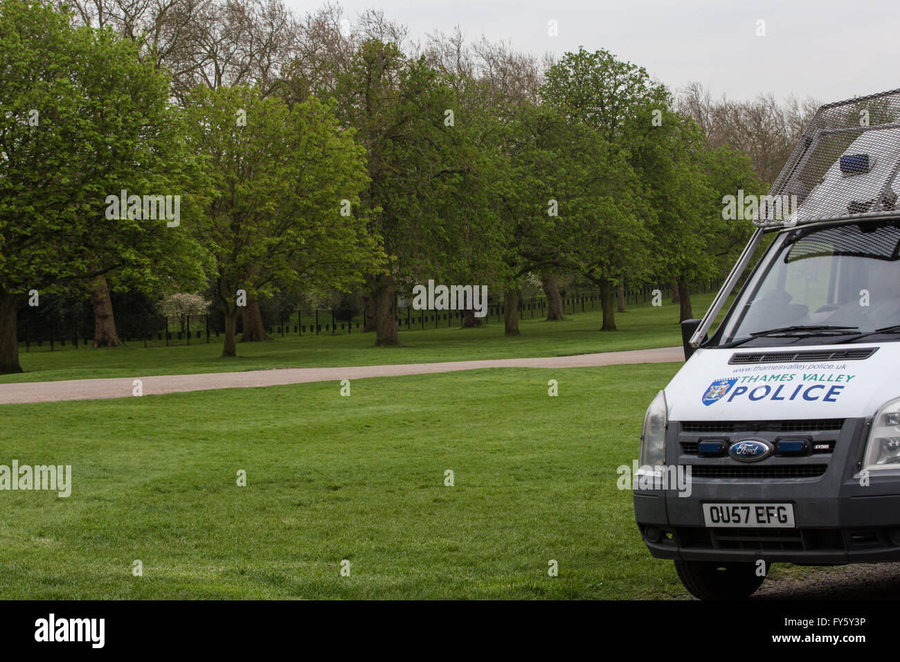 Windsor, Regno Unito. Il 22 aprile, 2016. Un veicolo di polizia posizionata accanto alla lunga passeggiata appena fuori del Castello di Windsor prima della visita di Barack Obama per un pranzo privato con la regina per festeggiare il suo novantesimo compleanno. Credito: Mark Kerrison/Alamy Live News Foto Stock