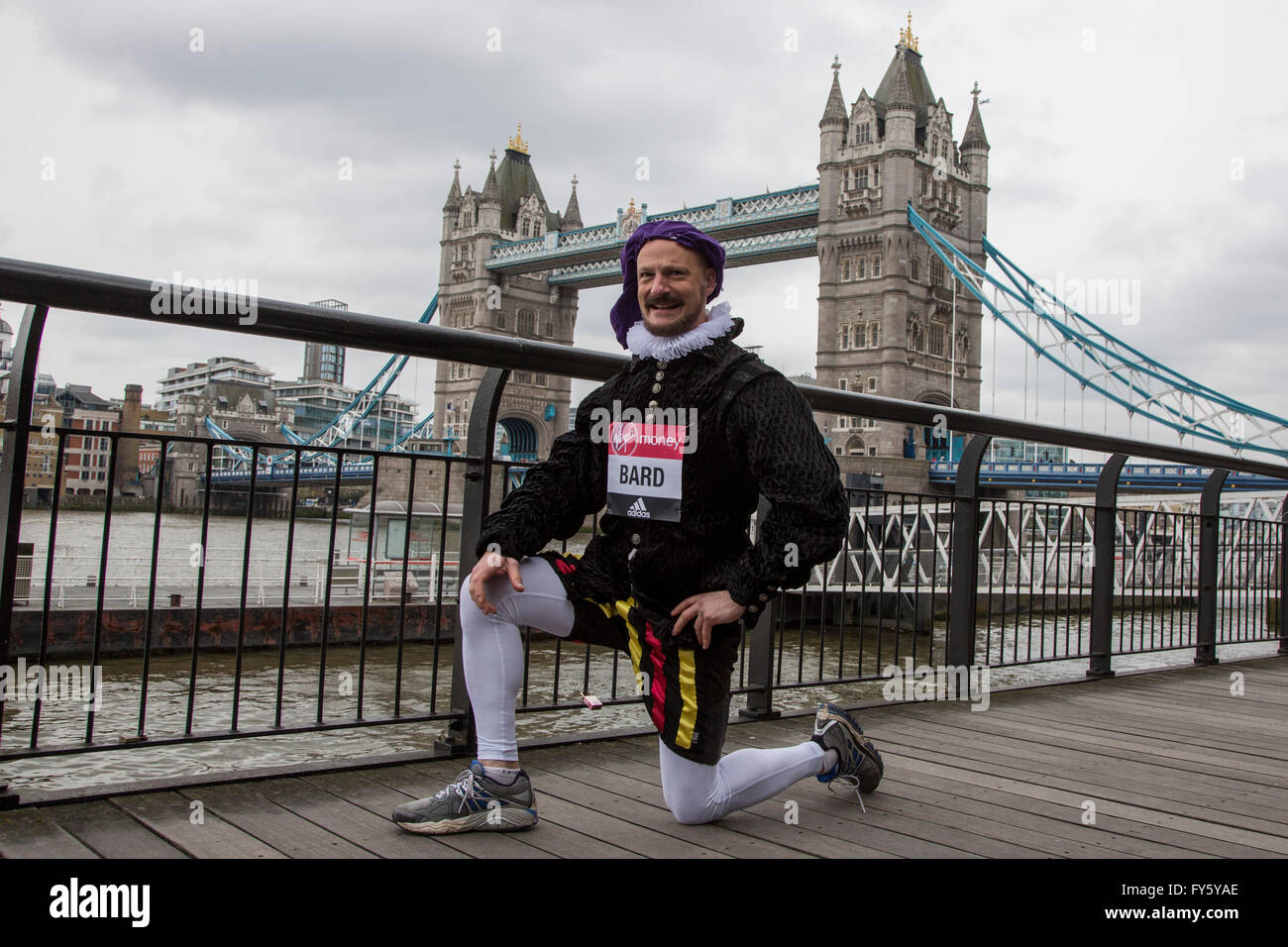 Londra, Regno Unito. Il 22 aprile 2016. Per commemorare il quattrocentesimo anniversario di William Shakespeare della morte, Luca Hollowell-Williams, direttore artistico del primario Shakespeare Company, verrà eseguito il 2016 Vergine denaro maratona di Londra come il Bardo, completare con scolpita la barba, Elizabethan ruff, rosso e giallo-striped Elizabethan flessibile e collant bianchi. Credito: Immagini vibranti/Alamy Live News Foto Stock