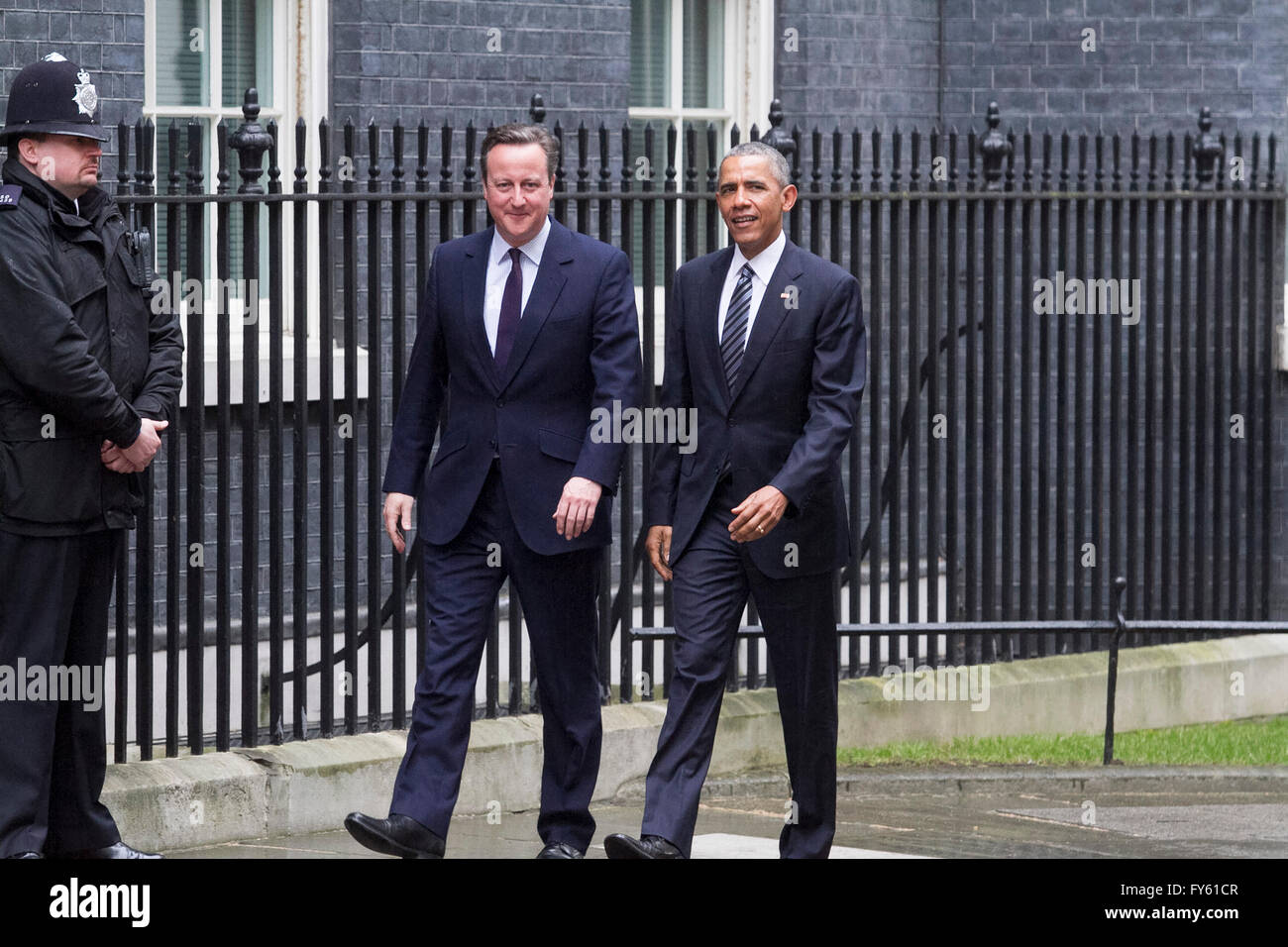 Londra REGNO UNITO. Il 22 aprile 2016. Il Presidente Usa Barack Obama è accolto dal Primo britannico David Cameron a Downing Street. Barack Obama che è in visita nel Regno Unito arriva a prestare il suo sostegno politico come parte del rapporto speciale per la Gran Bretagna che soggiornano in Europa Credito: amer ghazzal/Alamy Live News Foto Stock