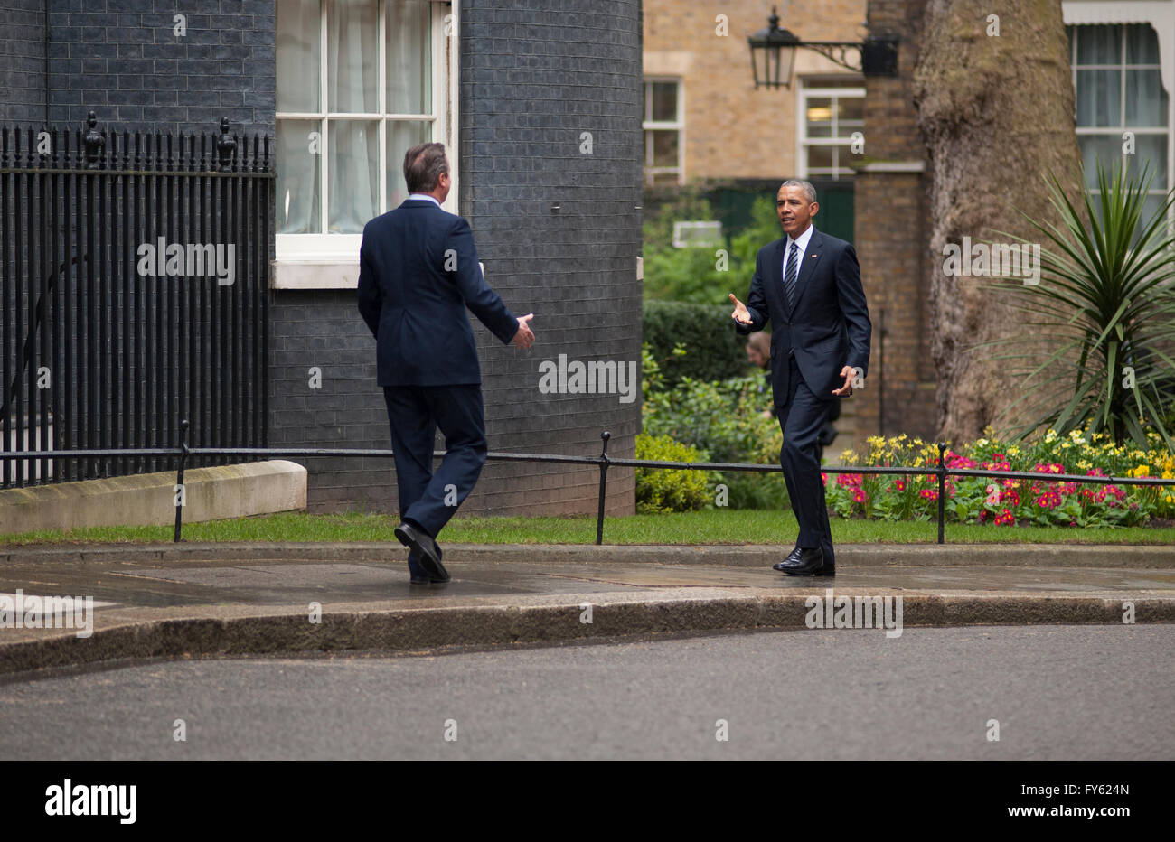 A Downing Street, Londra, Regno Unito. Il 22 aprile 2016. Il PM David Cameron ci accoglie il Presidente Barack Obama a Downing Street, il Presidente degli Stati Uniti che arrivano dal Castello di Windsor dopo pranzo privato con la regina per festeggiare il suo novantesimo compleanno. Credito: Malcolm Park editoriale/Alamy Live News. Foto Stock