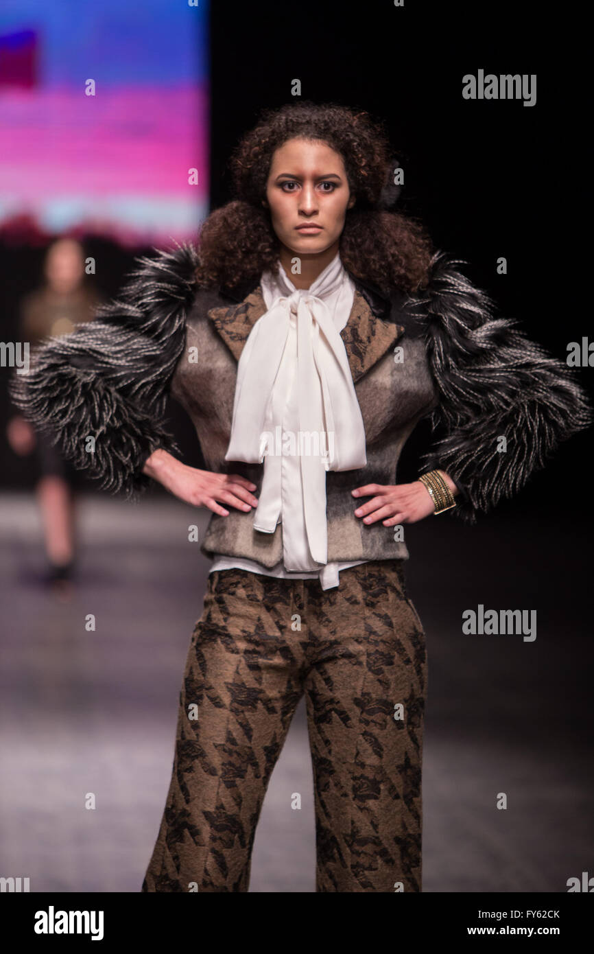 Expo Lodz, a Lodz, Polonia, 22 Aprile, 2016. Fashionphilosophy Fashion Week Poland, Modelli a piedi la passerella indossando raccolta da ROCKMADCHEN a designer Avenue durante la XIV edizione della Settimana della moda in Polonia 2016 , Credito: Tomasz Zasinski / Alamy Live News Foto Stock