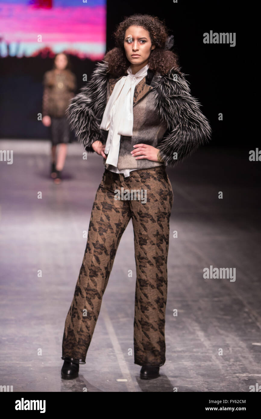Expo Lodz, a Lodz, Polonia, 22 Aprile, 2016. Fashionphilosophy Fashion Week Poland, Modelli a piedi la passerella indossando raccolta da ROCKMADCHEN a designer Avenue durante la XIV edizione della Settimana della moda in Polonia 2016 , Credito: Tomasz Zasinski / Alamy Live News Foto Stock