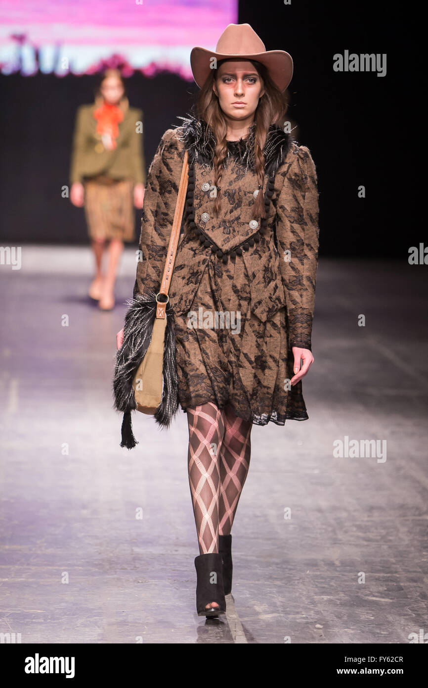 Expo Lodz, a Lodz, Polonia, 22 Aprile, 2016. Fashionphilosophy Fashion Week Poland, Modelli a piedi la passerella indossando raccolta da ROCKMADCHEN a designer Avenue durante la XIV edizione della Settimana della moda in Polonia 2016 , Credito: Tomasz Zasinski / Alamy Live News Foto Stock