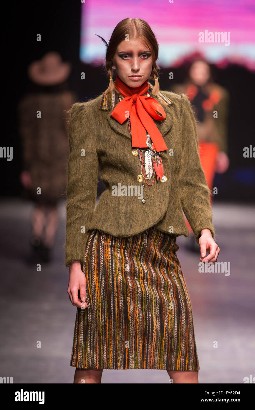 Expo Lodz, a Lodz, Polonia, 22 Aprile, 2016. Fashionphilosophy Fashion Week Poland, Modelli a piedi la passerella indossando raccolta da ROCKMADCHEN a designer Avenue durante la XIV edizione della Settimana della moda in Polonia 2016 , Credito: Tomasz Zasinski / Alamy Live News Foto Stock