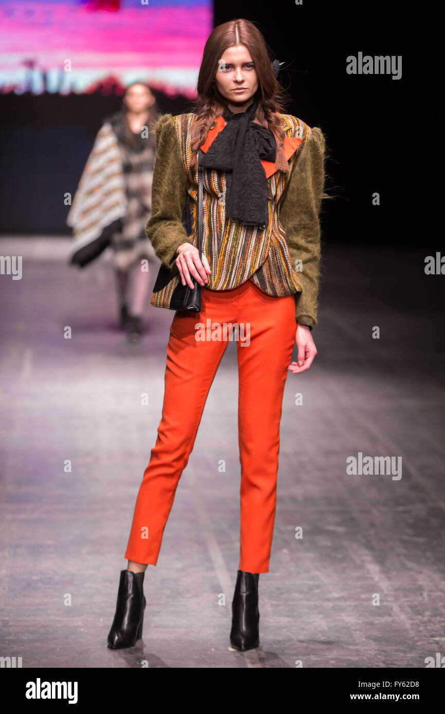 Expo Lodz, a Lodz, Polonia, 22 Aprile, 2016. Fashionphilosophy Fashion Week Poland, Modelli a piedi la passerella indossando raccolta da ROCKMADCHEN a designer Avenue durante la XIV edizione della Settimana della moda in Polonia 2016 , Credito: Tomasz Zasinski / Alamy Live News Foto Stock