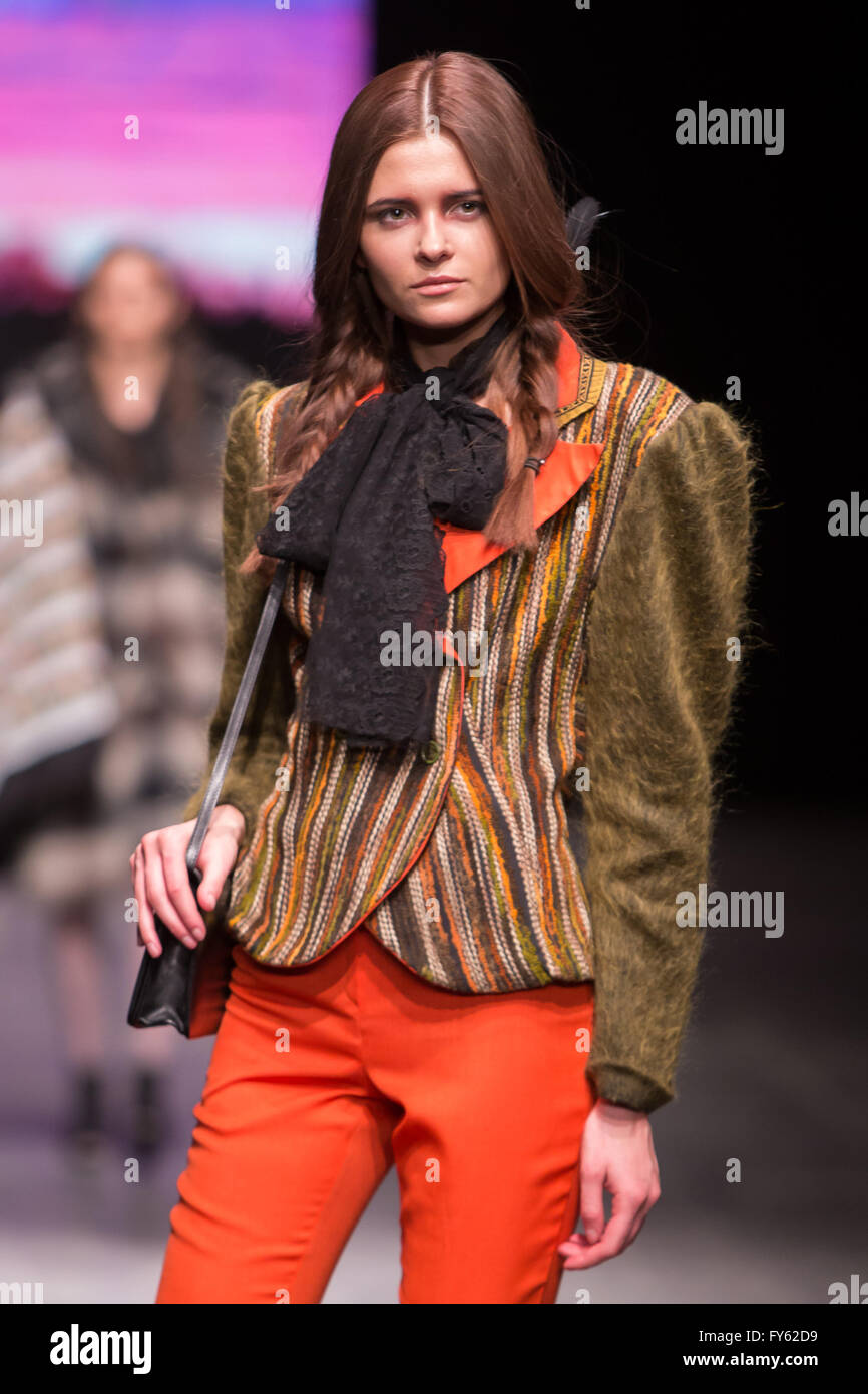 Expo Lodz, a Lodz, Polonia, 22 Aprile, 2016. Fashionphilosophy Fashion Week Poland, Modelli a piedi la passerella indossando raccolta da ROCKMADCHEN a designer Avenue durante la XIV edizione della Settimana della moda in Polonia 2016 , Credito: Tomasz Zasinski / Alamy Live News Foto Stock