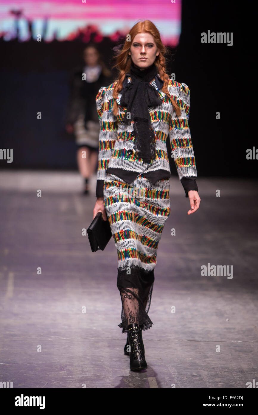 Expo Lodz, a Lodz, Polonia, 22 Aprile, 2016. Fashionphilosophy Fashion Week Poland, Modelli a piedi la passerella indossando raccolta da ROCKMADCHEN a designer Avenue durante la XIV edizione della Settimana della moda in Polonia 2016 , Credito: Tomasz Zasinski / Alamy Live News Foto Stock