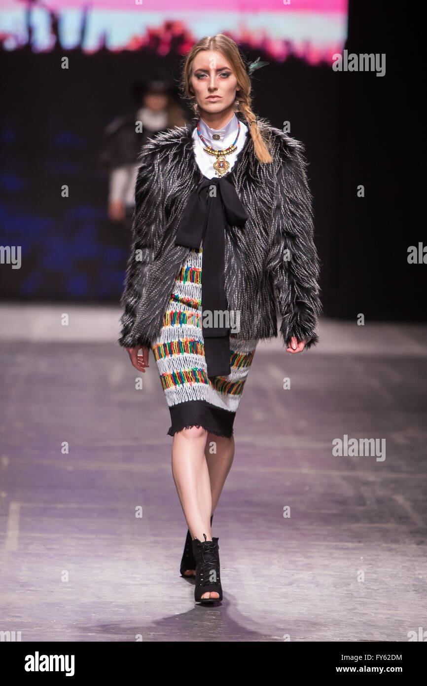 Expo Lodz, a Lodz, Polonia, 22 Aprile, 2016. Fashionphilosophy Fashion Week Poland, Modelli a piedi la passerella indossando raccolta da ROCKMADCHEN a designer Avenue durante la XIV edizione della Settimana della moda in Polonia 2016 , Credito: Tomasz Zasinski / Alamy Live News Foto Stock