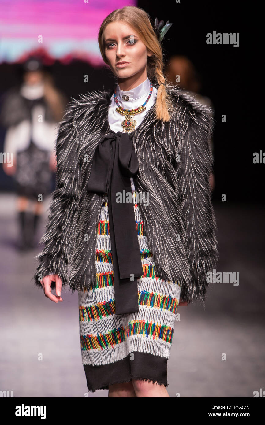 Expo Lodz, a Lodz, Polonia, 22 Aprile, 2016. Fashionphilosophy Fashion Week Poland, Modelli a piedi la passerella indossando raccolta da ROCKMADCHEN a designer Avenue durante la XIV edizione della Settimana della moda in Polonia 2016 , Credito: Tomasz Zasinski / Alamy Live News Foto Stock