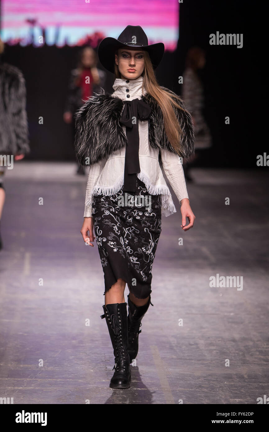 Expo Lodz, a Lodz, Polonia, 22 Aprile, 2016. Fashionphilosophy Fashion Week Poland, Modelli a piedi la passerella indossando raccolta da ROCKMADCHEN a designer Avenue durante la XIV edizione della Settimana della moda in Polonia 2016 , Credito: Tomasz Zasinski / Alamy Live News Foto Stock