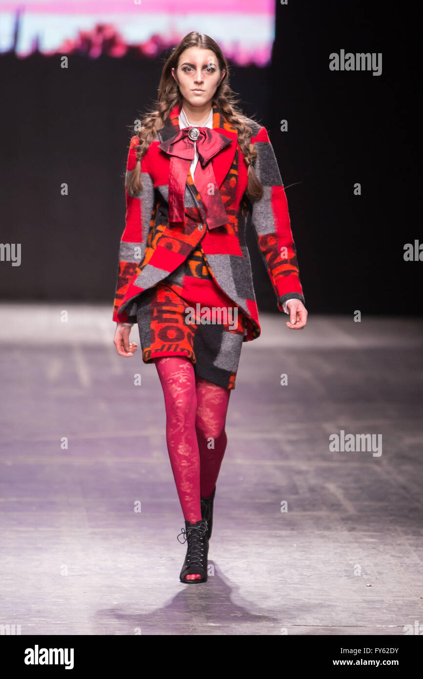 Expo Lodz, a Lodz, Polonia, 22 Aprile, 2016. Fashionphilosophy Fashion Week Poland, Modelli a piedi la passerella indossando raccolta da ROCKMADCHEN a designer Avenue durante la XIV edizione della Settimana della moda in Polonia 2016 , Credito: Tomasz Zasinski / Alamy Live News Foto Stock