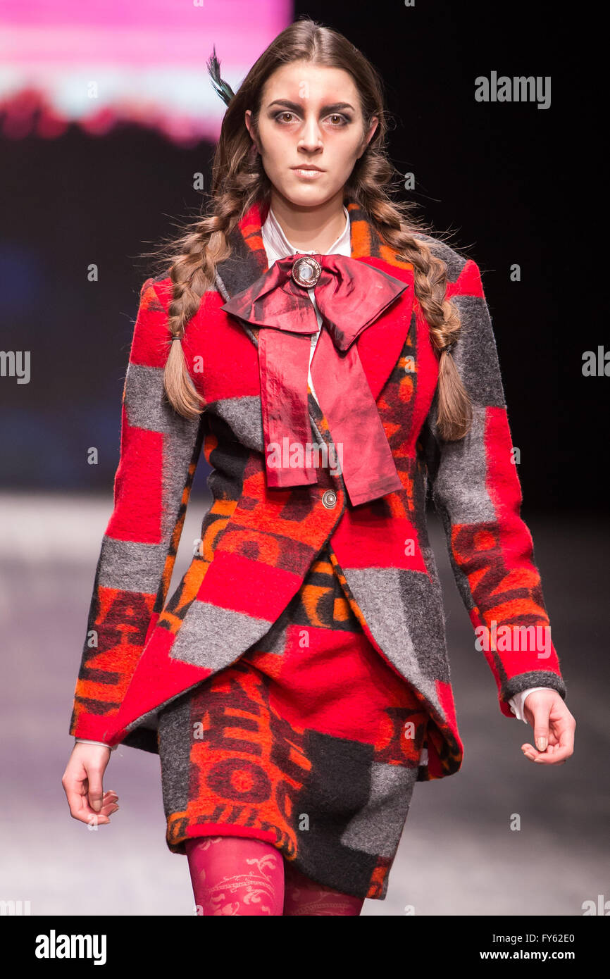 Expo Lodz, a Lodz, Polonia, 22 Aprile, 2016. Fashionphilosophy Fashion Week Poland, Modelli a piedi la passerella indossando raccolta da ROCKMADCHEN a designer Avenue durante la XIV edizione della Settimana della moda in Polonia 2016 , Credito: Tomasz Zasinski / Alamy Live News Foto Stock