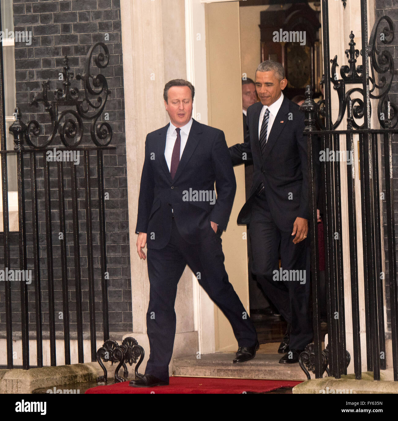 Londra, Regno Unito. Il 22 aprile, 2016. Il presidente Barack Obama e David Cameron, Primo Ministro del Regno Unito lasciare 10 Downing Street Credit: Ian Davidson/Alamy Live News Foto Stock