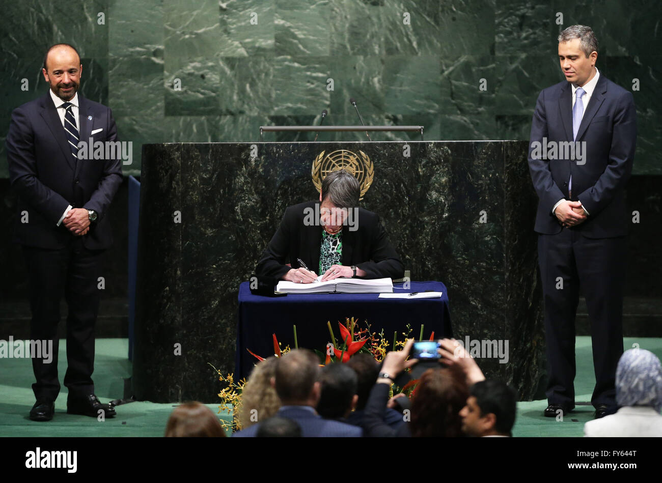 Onu, New York, Stati Uniti d'America. 22 apr, 2016. Il Ministro Federale per l'ambiente, la conservazione della natura, la costruzione e la sicurezza nucleare della Germania Barbara Hendricks firma l'accordo di Parigi alla cerimonia per la firma del contratto di Parigi sul cambiamento climatico presso la sede delle Nazioni Unite a New York il 22 aprile 2016. I capi di Stato e di governo di almeno 175 paesi hanno firmato lo storico accordo di Parigi sul cambiamento climatico qui, segna il primo passo verso il patto è entrata in vigore. Credito: Xinhua/Alamy Live News Foto Stock