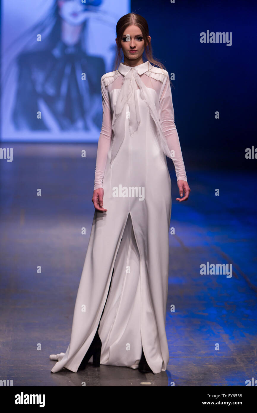 Expo Lodz, a Lodz, Polonia, 22 Aprile, 2016. Fashionphilosophy Fashion Week Poland, Modelli a piedi la passerella indossando la raccolta di Natasha Pavluchenko a designer Avenue durante la XIV edizione della Settimana della moda in Polonia 2016 , Credito: Tomasz Zasinski / Alamy Live News Foto Stock